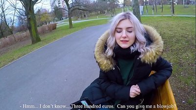 Už pinigus nuryja karštą nepažįstamojo spermą - blowjob in the park by Eva Elfie
